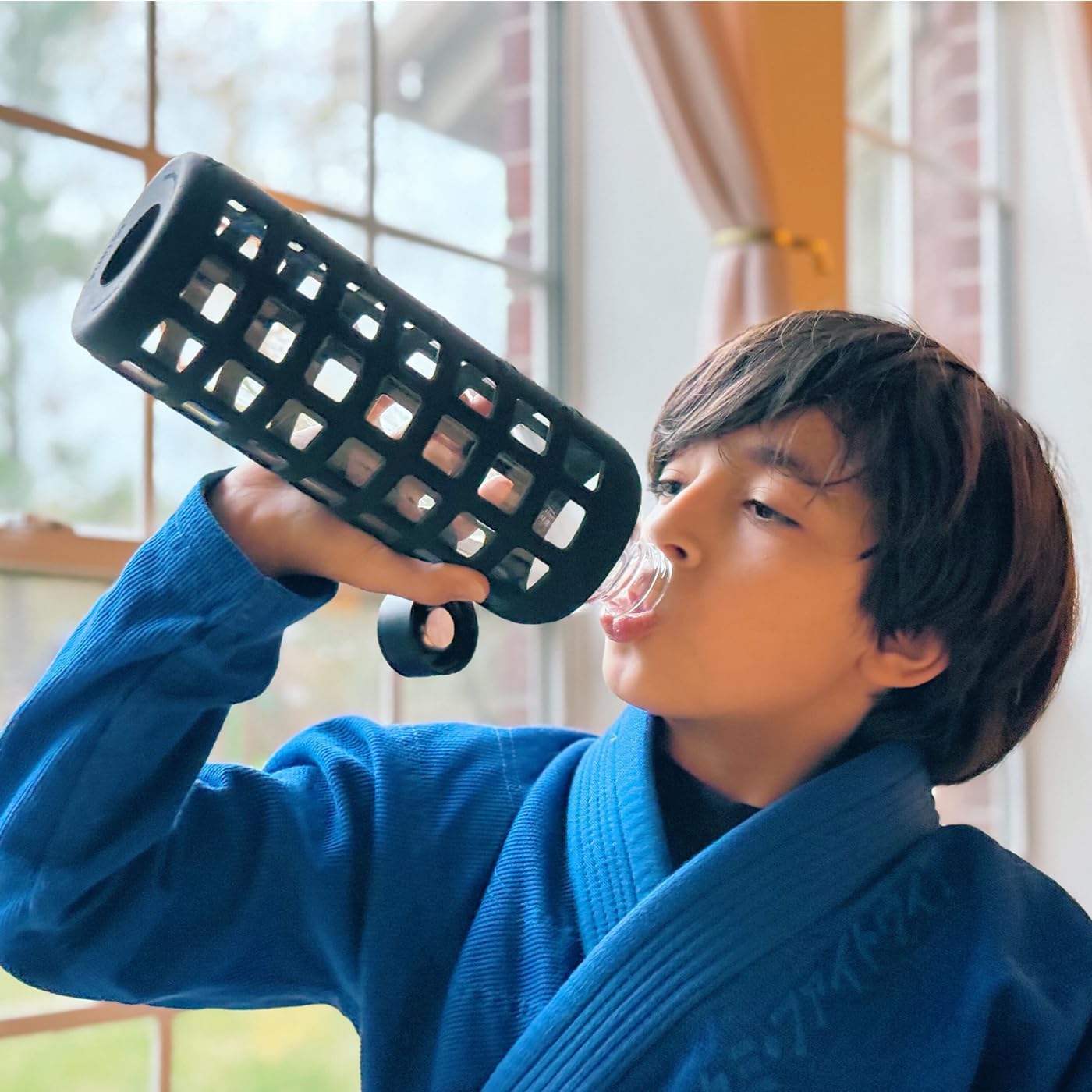 purifyou 40oz / 32oz / 22oz / 12oz Borosilicate Glass Water Bottle with Time & Volume Markers, Silicone Sleeve, Stainless Steel Lid – Reusable Glass Bottle for Water & Juice (22oz Jet Black)