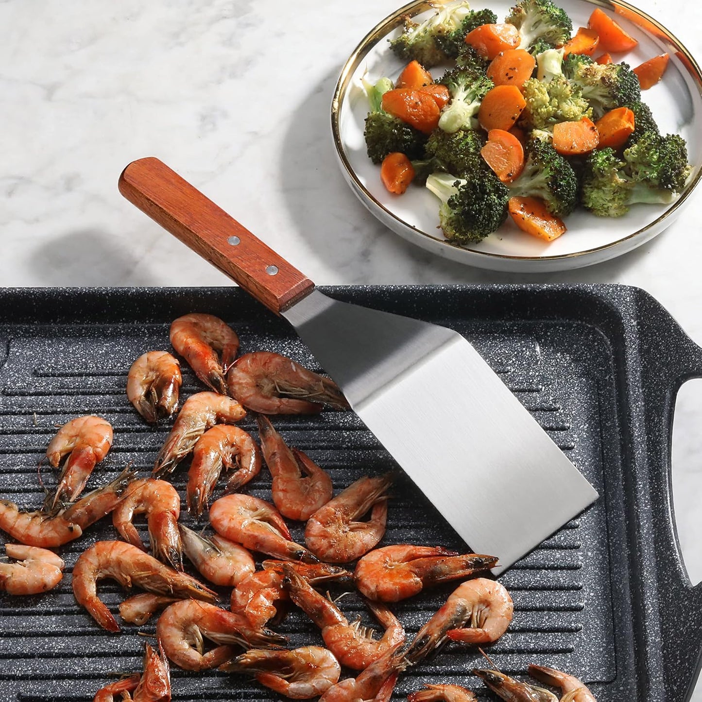 New Star Foodservice 36299 Wood Handle Heavy Duty Hamburger Turner/Spatula with Cutting Edge, 11.5"