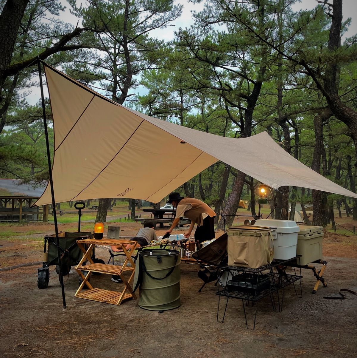 Auto-inflatable tents