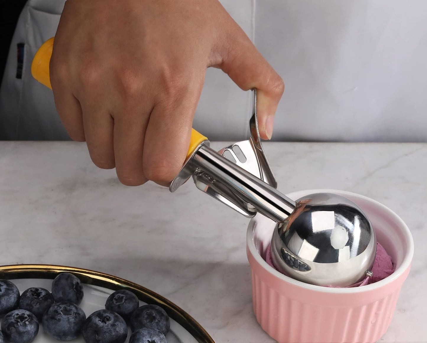 New Star Foodservice 537713 Commercial-Grade Thumb Press Food Disher/Ice Cream Scoop, 18/8 Stainless Steel, 2 oz, Size 20, Orange