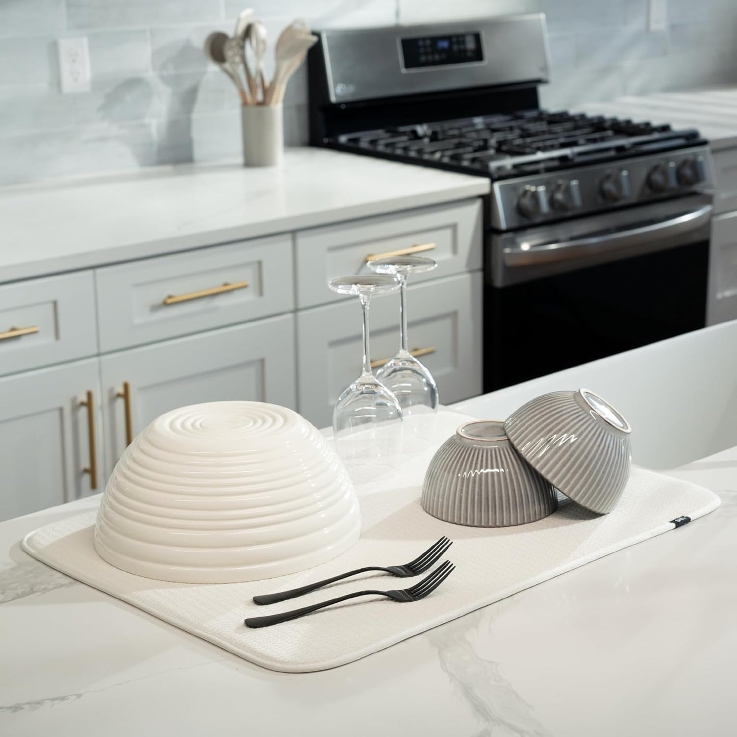 S&T INC. Dish Drying Mat XL, 18” x 24”, Absorbent Microfiber Kitchen Counter Mat, Dish Drying Pad for Dishes, Utensils, Pots and Pans, Extra Large, Cream