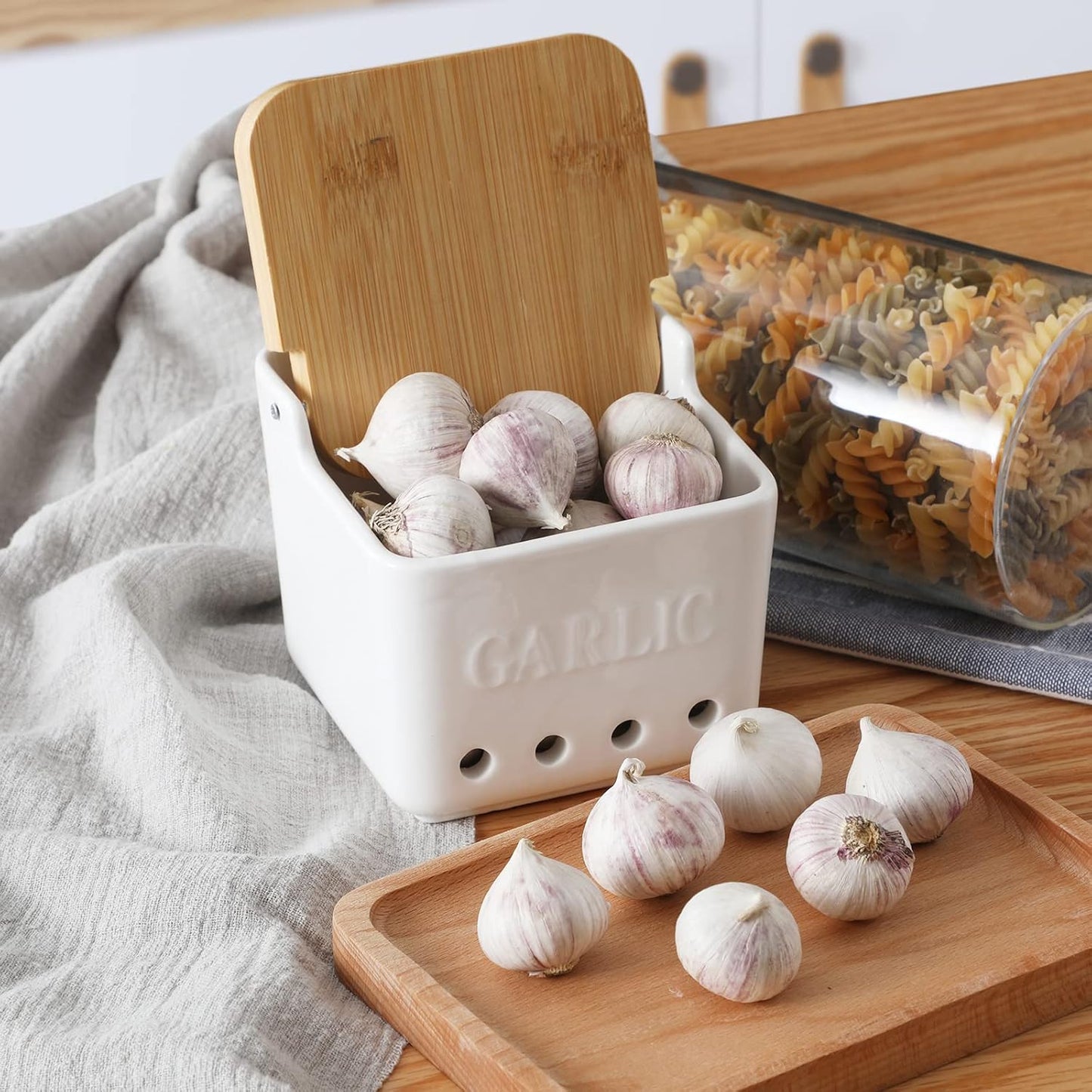 ONTUBE Garlic Keeper with Lid, Ceramic Garlic Holder Storage, Garlic Container for Kitchen, Garlic Saver to Keep Your Garlic Cloves Fresh Longer 4.7-Inch, White