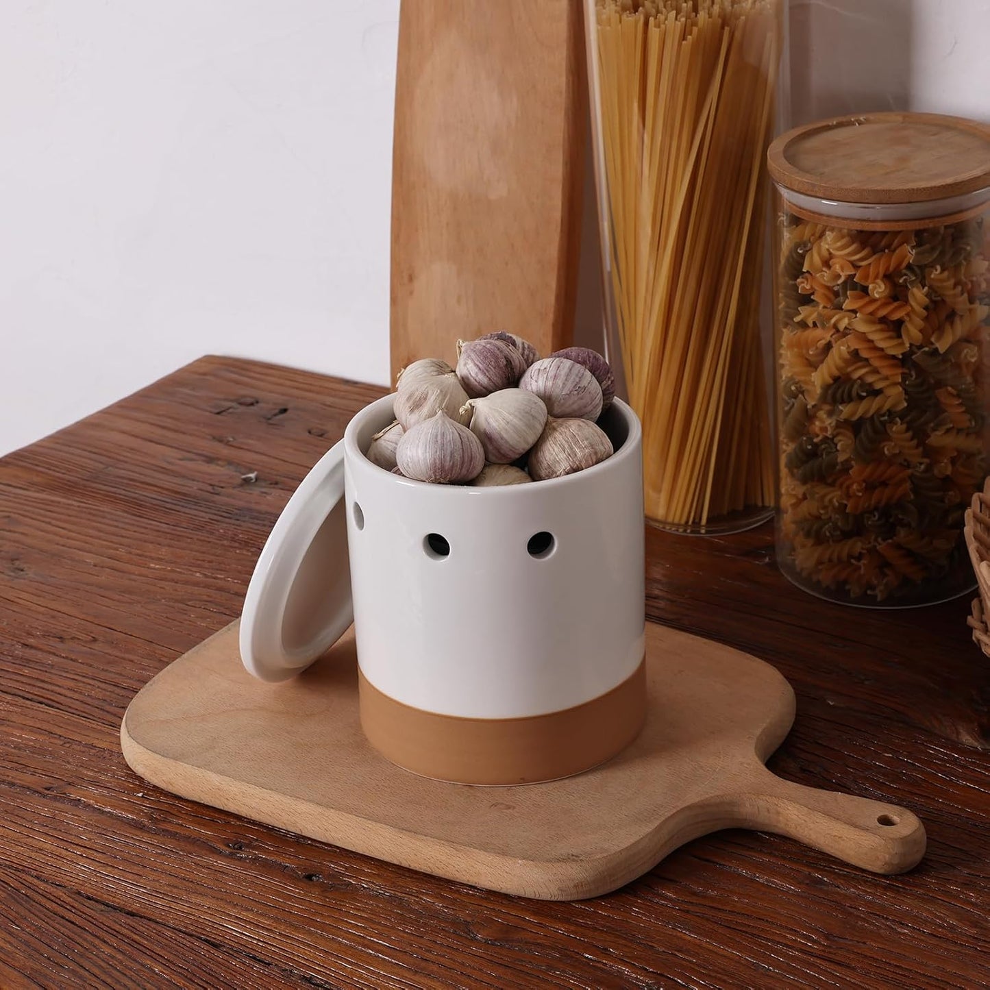 LEETOYI Garlic Keeper with Lid, Garlic Holder Storage Container, Ceramic Garlic Container for Countertop, Garlic Saver to Keep Your Garlic Cloves Fresh Longer, Easy to Clean