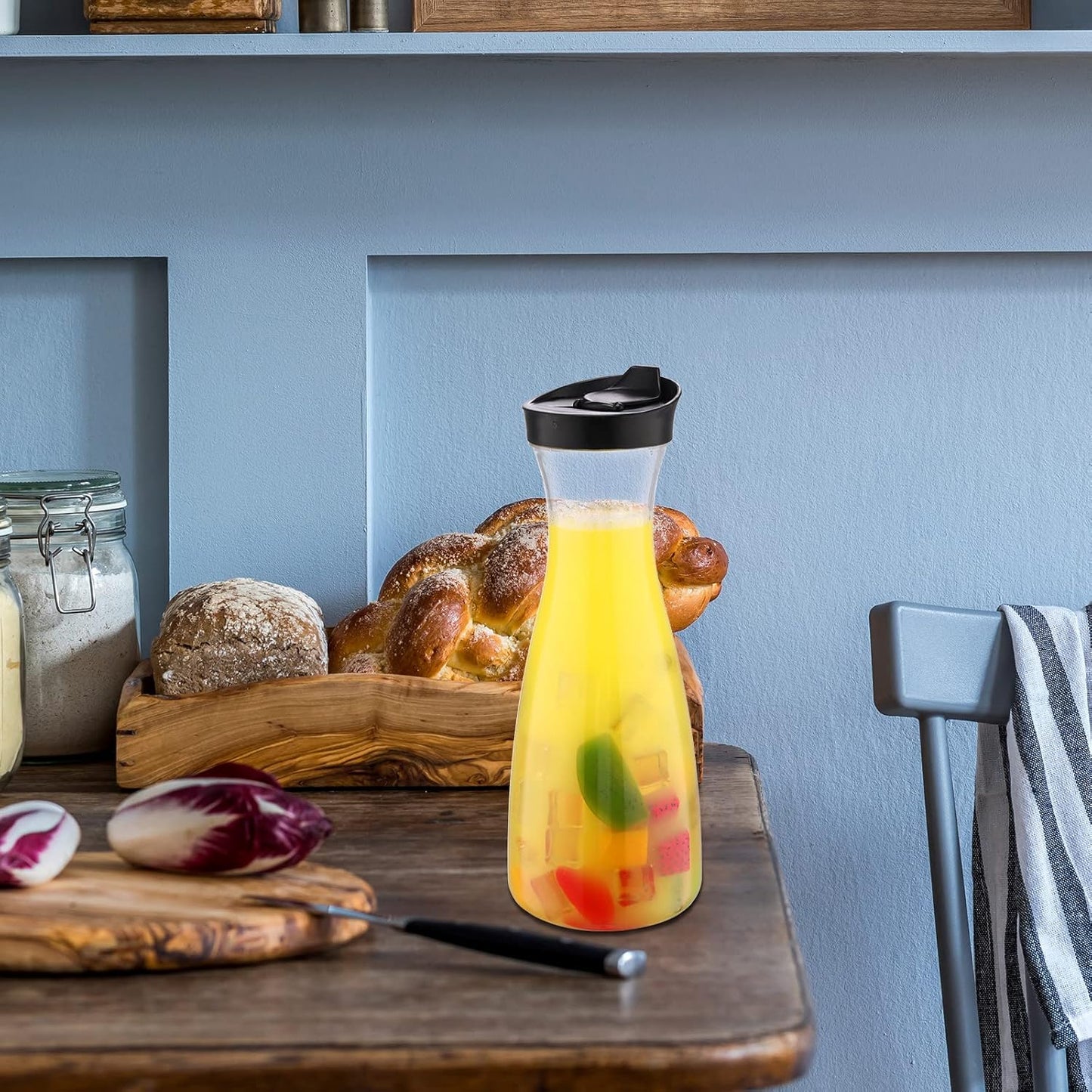 Xinnun 12 Pcs Water Carafe with Flip Top Lid Plastic Carafe with Black Lid Clear Plastic Water or Juice Beverage Pitcher Beverage Pitcher Jug for Restaurant Party School Bar Juice Milk Coffee (20 oz)