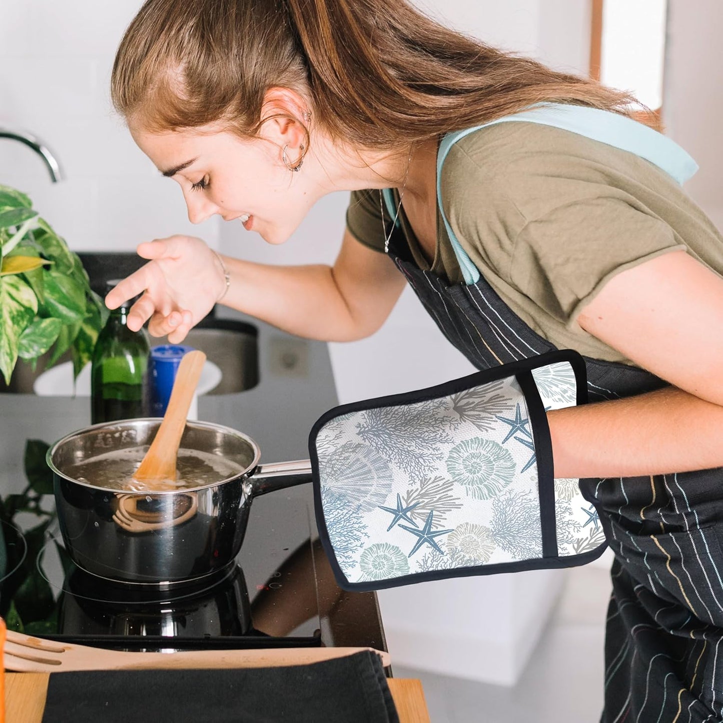 Coastal Beach Seashell Coral Starfish Oven Mitts Set, Ocean Beach Gifts for Women, Blue Heat Resistant Kitchen Oven Gloves for Baking and Cooking,Pot Holders